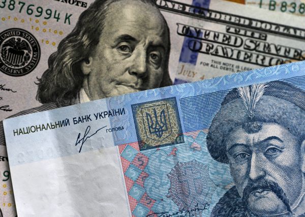 Денежные купюры и монеты США и Украины Денежные купюры и монеты США и Украины