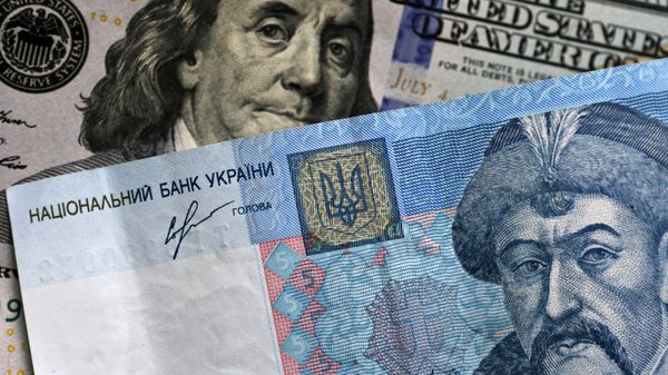 Денежные купюры и монеты США и Украины