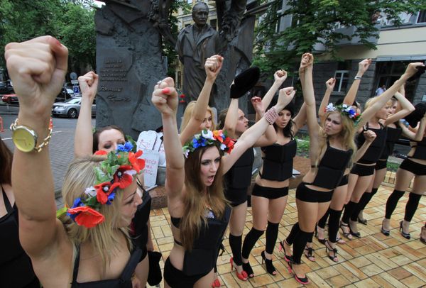 Акция движения FEMEN на площади Независимости в Киеве Акция движения FEMEN на площади Независимости в Киеве