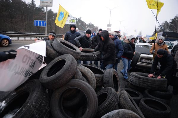 Украинские автомобилисты блокируют въезды в Киев Украинские автомобилисты блокируют въезды в Киев
