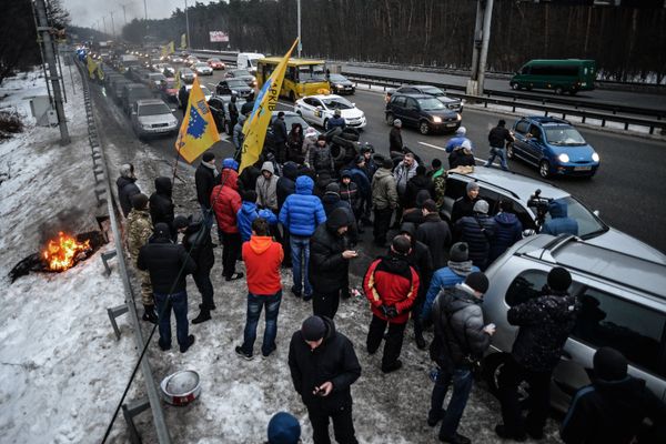 Украинские автомобилисты блокируют въезды в Киев