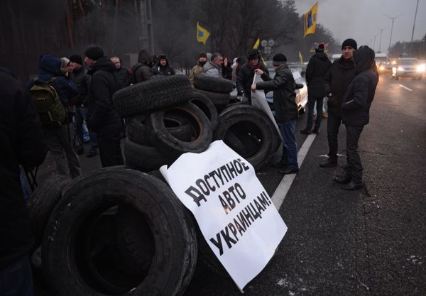 Украинские автомобилисты блокируют въезды в Киев