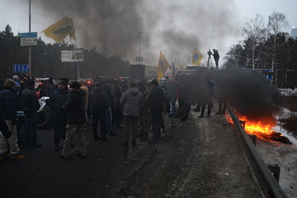 Украинские автомобилисты блокируют въезды в Киев