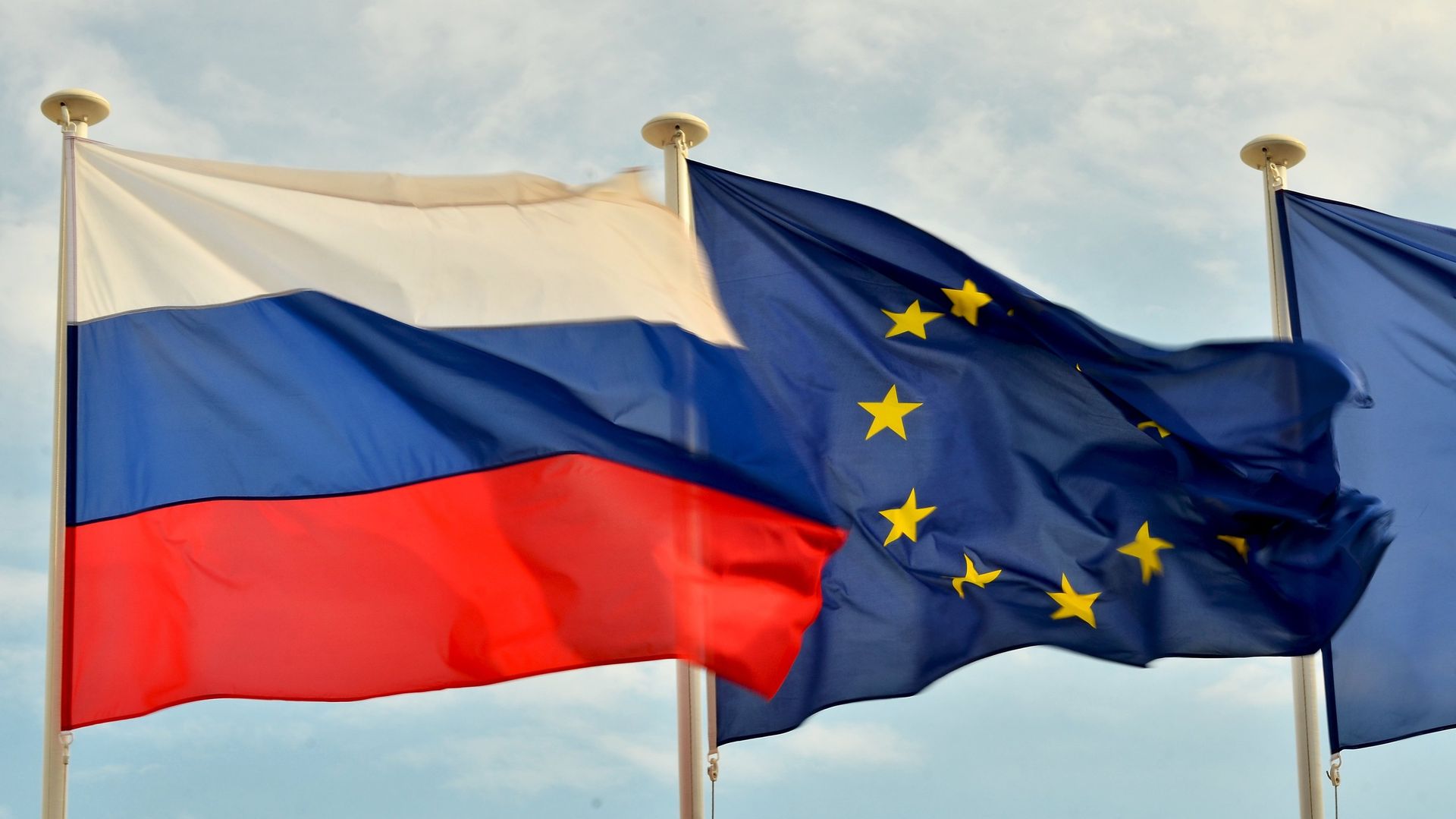 Флаги России, ЕС, Франции и герб Ниццы на набережной Ниццы Флаги России, ЕС, Франции и герб Ниццы на набережной Ниццы - РИА Новости, 1920, 16.12.2020