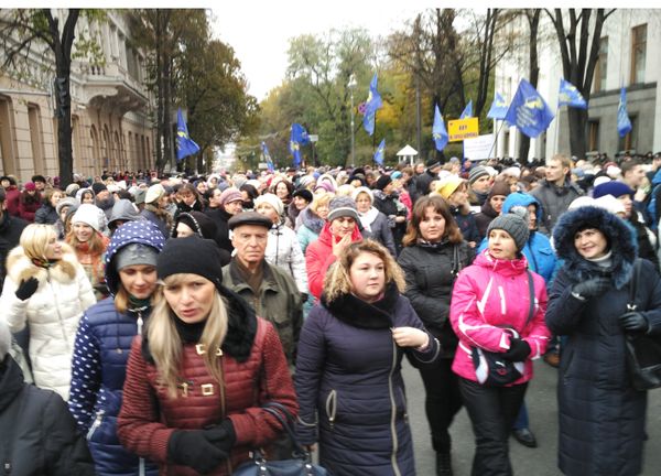 Митинг против высоких тарифов у здания Верховной рады в Киеве