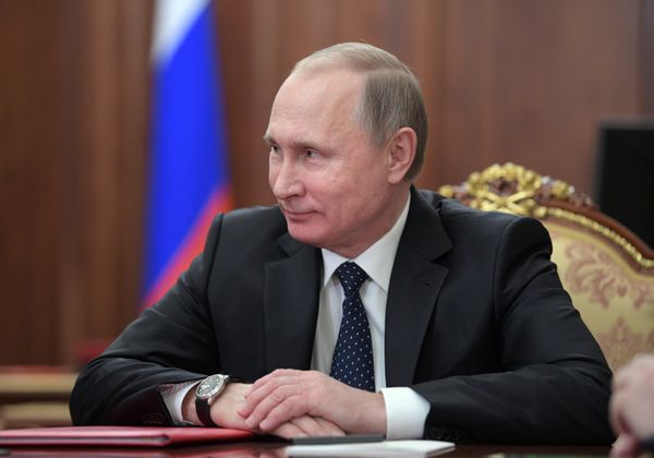Президент РФ В. Путин встретился с Асланом Тхакушиновым и Муратом Кумпиловым Президент РФ В. Путин встретился с Асланом Тхакушиновым и Муратом Кумпиловым