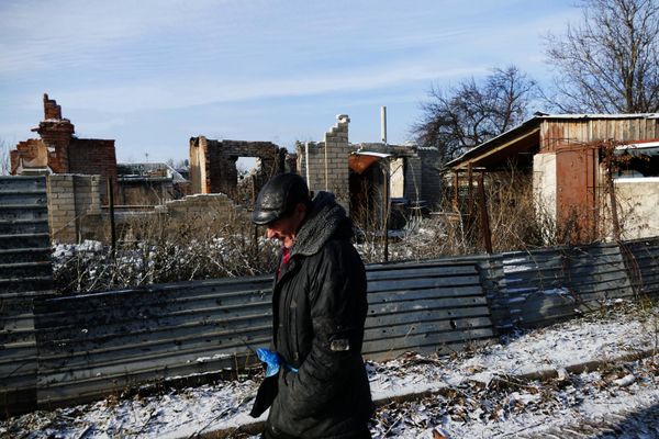 Восстановительные работы в прифронтовой зоне в районе донецкого аэропорта