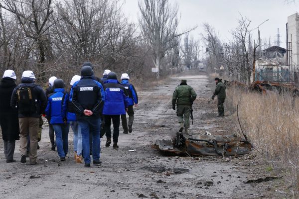 Замглава миссии ОБСЕ на Украине А. Хуг посетил район обстрелов на Ясиноватской развилке