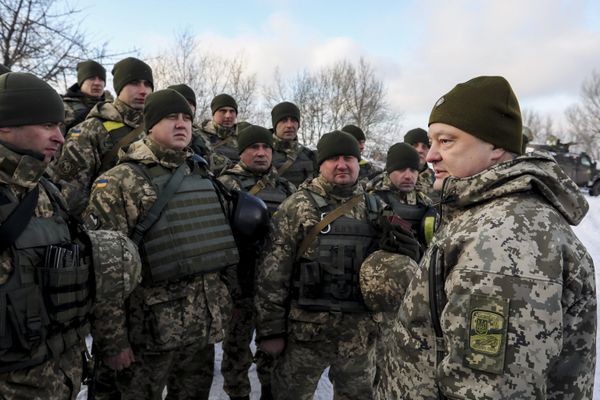 Президент Украины П. Порошенко проинспектировал опорный пункт в районе Горловки