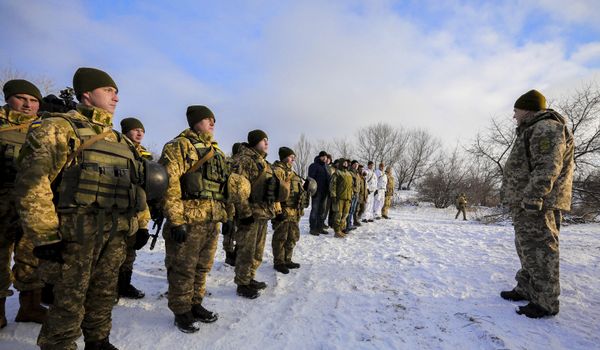 Президент Украины П. Порошенко проинспектировал опорный пункт в районе Горловки
