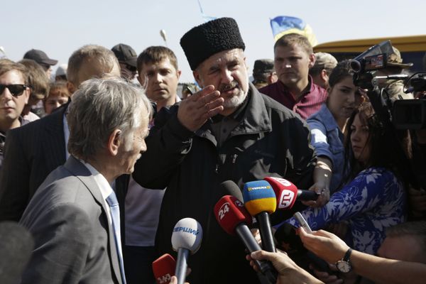 Активисты заблокировали автотрассу у поселка Чонгар на границе Украины и Крыма Активисты заблокировали автотрассу у поселка Чонгар на границе Украины и Крыма