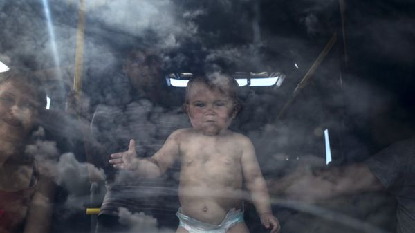 Беженцы на пограничном пункте пропуска Изварино в Луганской области