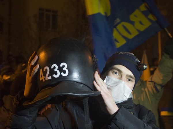 Милиция штурмует баррикады в Киеве Милиция штурмует баррикады в Киеве