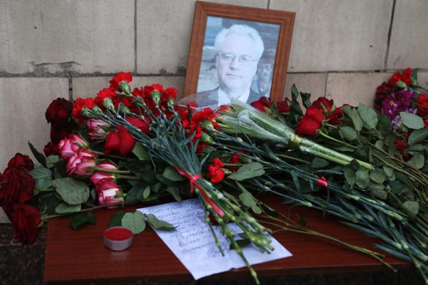 Цветы у здания МИД РФ в связи с кончиной постпреда России при ООН В.Чуркина