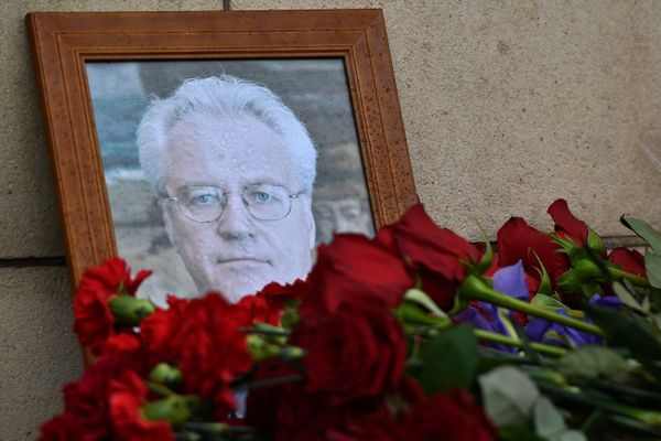 Цветы у здания МИД РФ в связи с кончиной постпреда России при ООН В.Чуркина