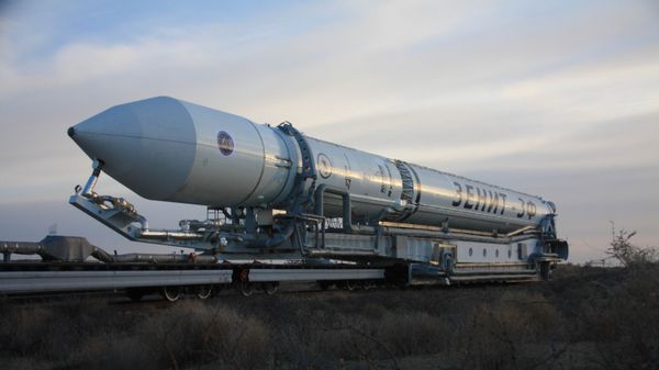 Установка ракеты-носителя Зенит-2SБ с космическим аппаратом Электро-Л на стартовом комплексе космодрома Байконур Установка ракеты-носителя Зенит-2SБ с космическим аппаратом Электро-Л на стартовом комплексе космодрома Байконур