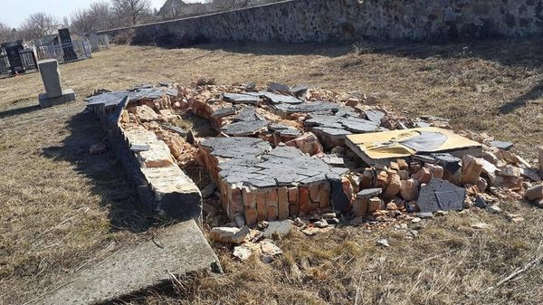 Разрушенный памятник жертвам Холокоста Разрушенный памятник жертвам Холокоста