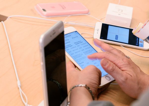 Продажа смартфонов iPhone 6s и iPhone 6s Plus