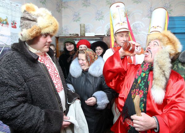 Жители деревни Семежево проводят обряд Колядные цари Жители деревни Семежево проводят обряд Колядные цари