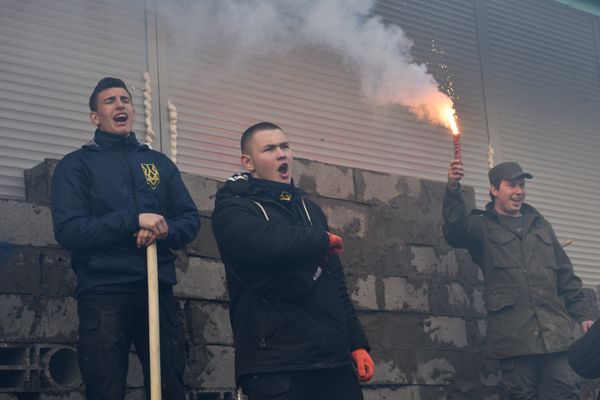 Украинские националисты требуют закрытия Сбербанка в Киеве Украинские националисты требуют закрытия Сбербанка в Киеве