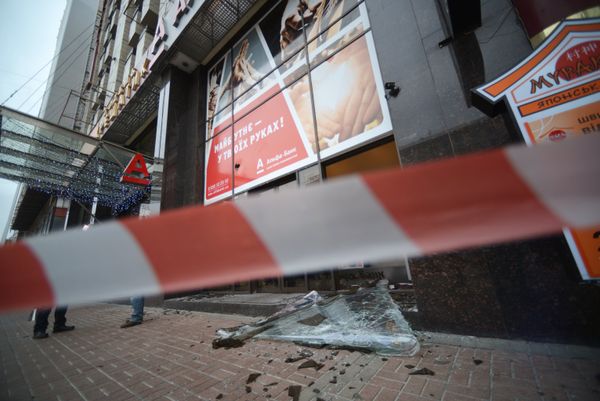 Радикалы в Киеве разгромили “Альфа-банк” и закидали камнями здание Сбербанка Радикалы в Киеве разгромили “Альфа-банк” и закидали камнями здание Сбербанка