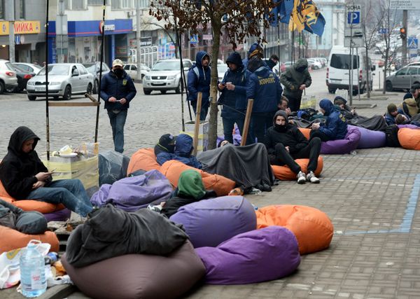 Акция украинских радикалов у здания Сбербанка в Киеве Акция украинских радикалов у здания Сбербанка в Киеве