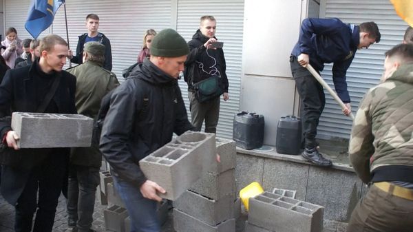 Группа националистов заблокировала вход в здание центрального офиса украинской дочки Сбербанка