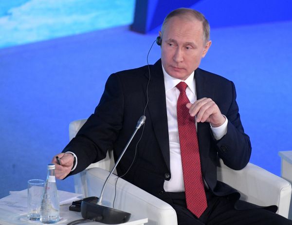 Президент РФ В. Путин посетил Международный арктический форум Арктика - территория диалога