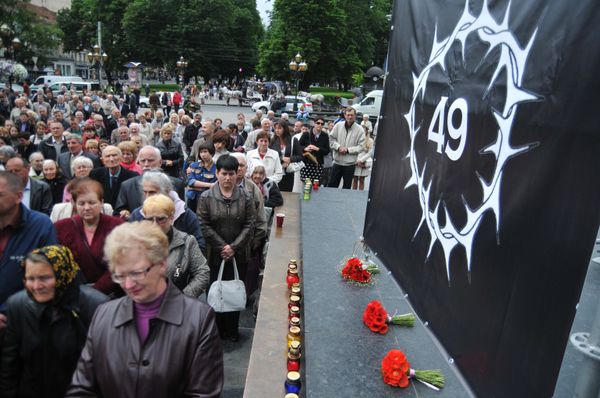 Панихида памяти по погибшим членам экипажа самолета Ил-76 во Львове Панихида памяти по погибшим членам экипажа самолета Ил-76 во Львове
