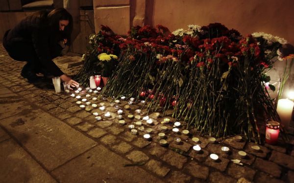 Цветы в память о погибших в метро Санкт–Петербурга