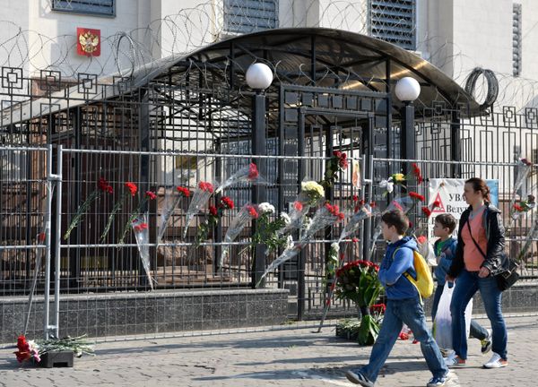 Цветы у посольств РФ в странах мира в память о погибших при взрыве в Санкт-Петербурге