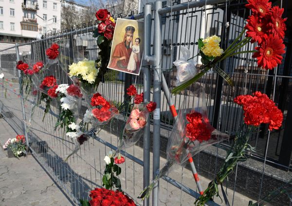 Цветы у посольств РФ в странах мира в память о погибших при взрыве в Санкт-Петербурге