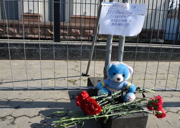 Цветы у посольств РФ в странах мира в память о погибших при взрыве в Санкт-Петербурге
