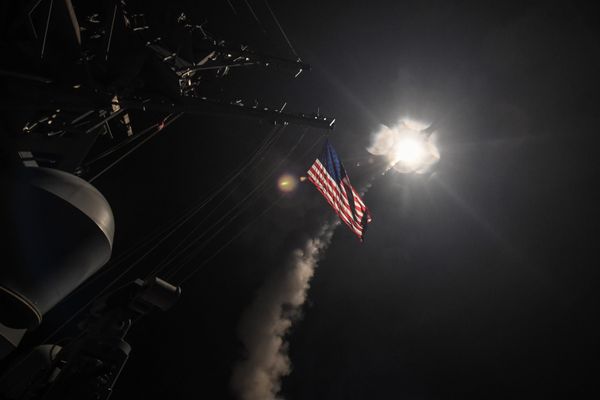США нанесли ракетный удар по авиабазе в Сирии
