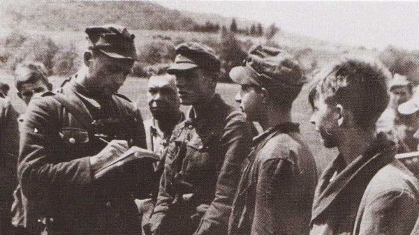 1947 год. Акция «Висла». Польский офицер допрашивает пойманных боевиков УПА из отряда Степана Стебельского