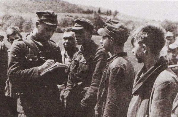  1947 год. Акция «Висла». Польский офицер допрашивает пойманных боевиков УПА из отряда Степана Стебельского