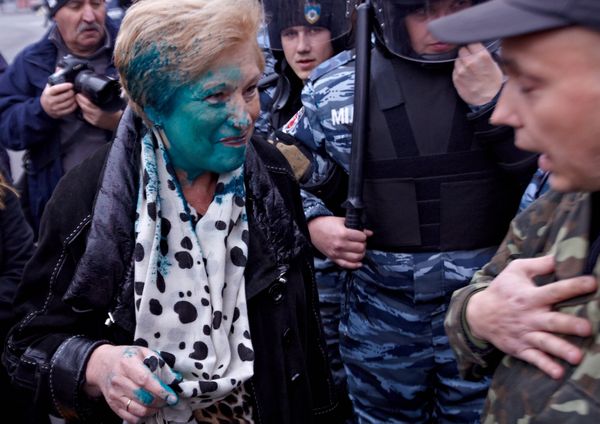 Столкновение радикалов Правого сектора и сторонников Компартии Украины в Харькове Столкновение радикалов Правого сектора и сторонников Компартии Украины в Харькове