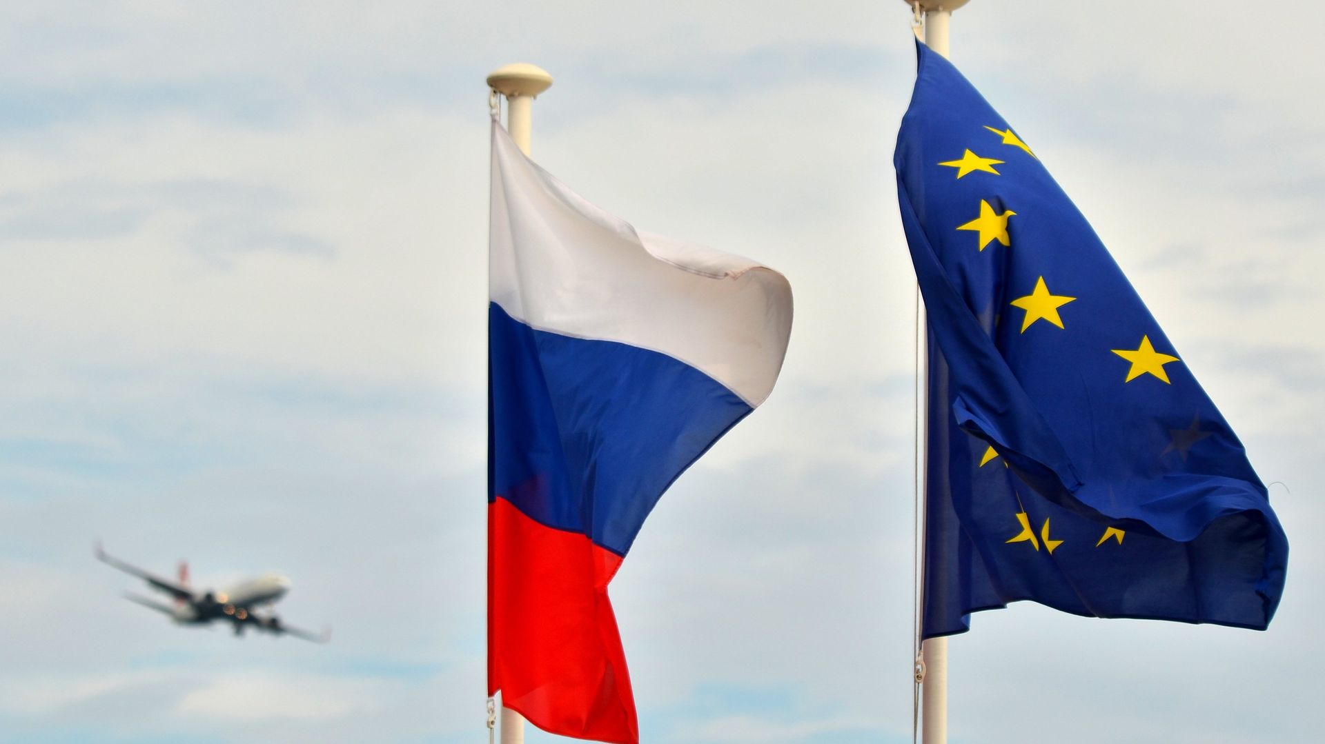 Флаги России, ЕС, Франции и герб Ниццы на набережной Ниццы Флаги России, ЕС, Франции и герб Ниццы на набережной Ниццы - РИА Новости, 1920, 31.01.2021
