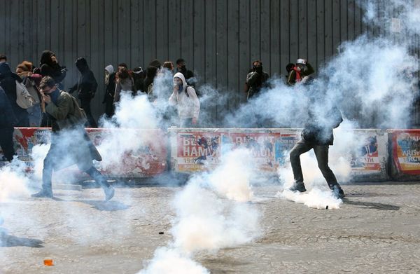 Протесты лицеистов в Париже против кандидатов в президенты