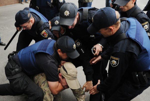 Акция протеста у российких диппредставительств на Украине Акция протеста у российких диппредставительств на Украине