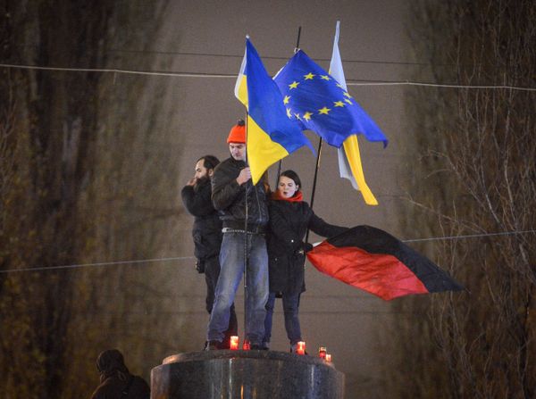 Снос памятника Ленину в центре Киева Снос памятника Ленину в центре Киева
