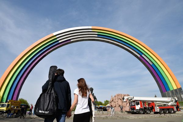 Арку Дружбы народов в Киеве покрасили в цвета радуги к Евровидению Арку Дружбы народов в Киеве покрасили в цвета радуги к Евровидению