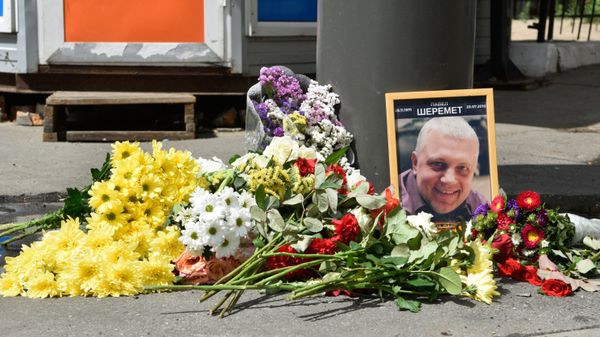 Цветы и свечи на месте гибели журналиста Павла Шеремета в Киеве