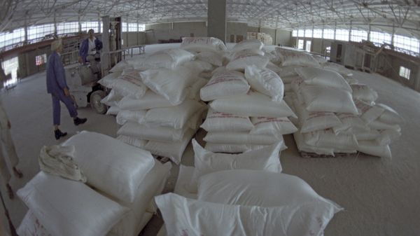 На складе готовой продукции завода азотно-туковых удобрений