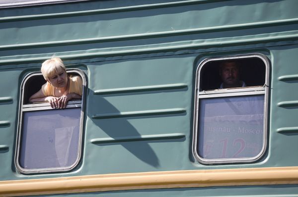 Пассажирский и грузовой поезда столкнулись в Подмосковье