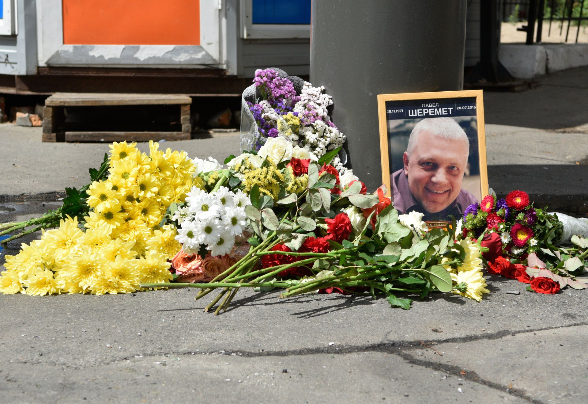 Цветы и свечи на месте гибели журналиста Павла Шеремета в Киеве Цветы и свечи на месте гибели журналиста Павла Шеремета в Киеве - РИА Новости, 1920, 17.04.2022