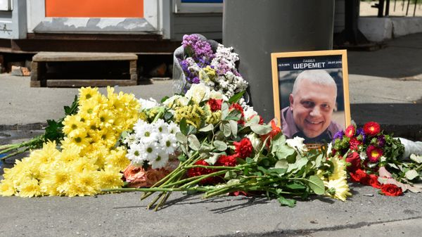 Цветы и свечи на месте гибели журналиста Павла Шеремета в Киеве Цветы и свечи на месте гибели журналиста Павла Шеремета в Киеве