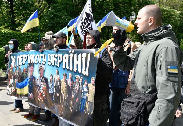 Акция протеста украинских радикалов против празднования Дня Победы Акция протеста украинских радикалов против празднования Дня Победы