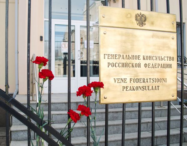 Цветы у посольств РФ в странах мира в память о погибших при взрыве в Санкт-Петербурге