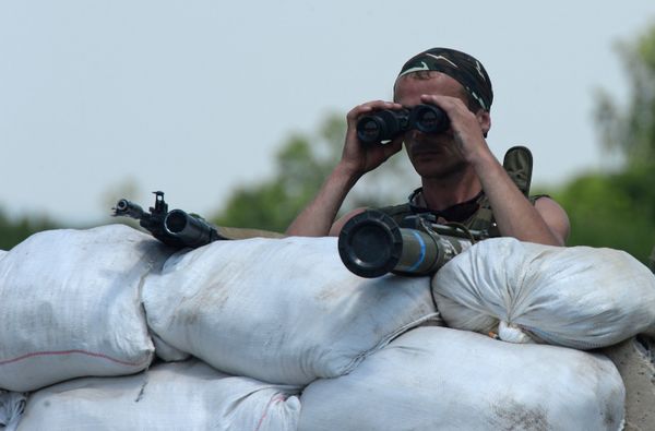 Блокпост украинских военных в населенном пункте Амвросиевка Донецкой области